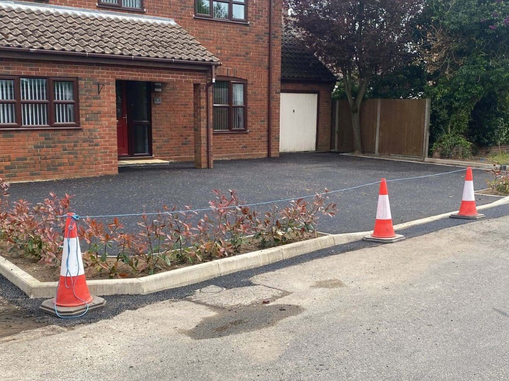 This is a newly installed tarmac driveway just installed by Faversham Driveways